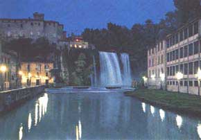 La Cascata Grande (alta 28 metri)  in pieno centro storico. In alto a sinistra si vede il castello Boncompagni-Viscogliosi