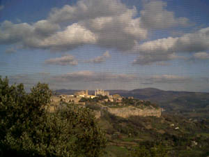 Orvieto vista attraverso la zanzariera della finestra del convento